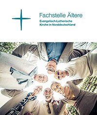 Logo Fachstelle Ältere plus Foto einer sich umarmenden Gruppe Älterer